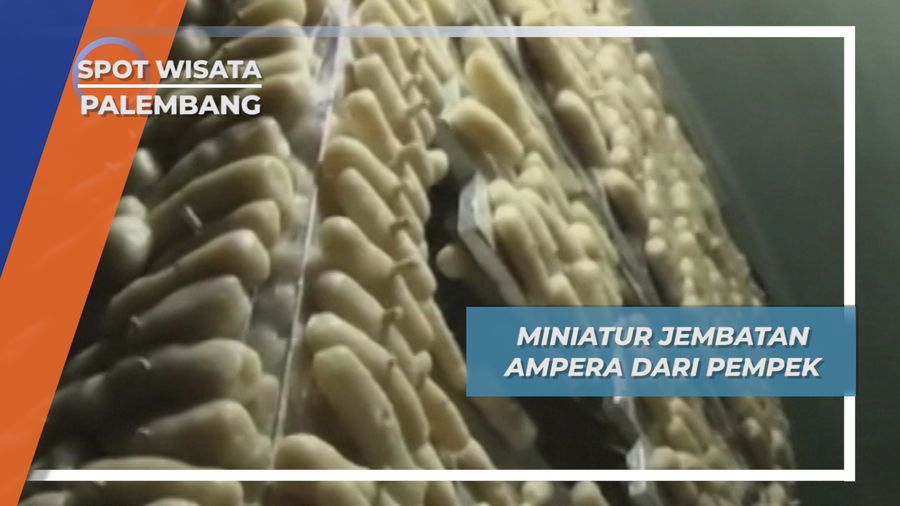 Pempek Penyusun Miniatur Jembatan Ampera Palembang