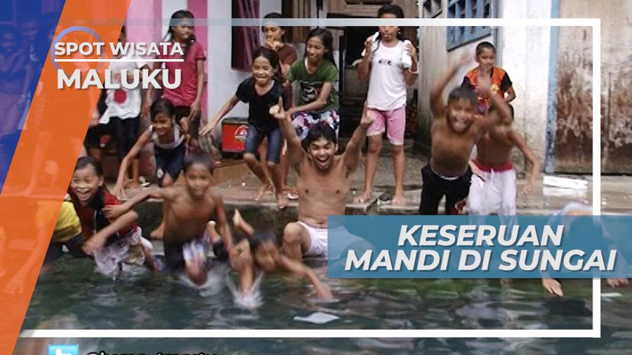 Serunya Bermain Air di Sungai Desa Sawai Bersama Anak-anak, Maluku
