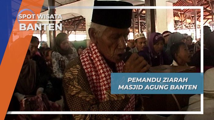Muzawir, Pemandu Ziarah Masjid Agung Banten, Membantu Melafalkan Doa