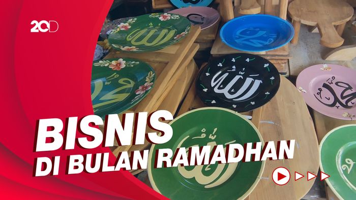 Kreatif! Seorang Ibu di Solo Sulap Piring Jadi Media Kaligrafi