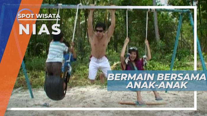 Bermain Bersama Anak-anak dari TK Pulau Asu, Nias