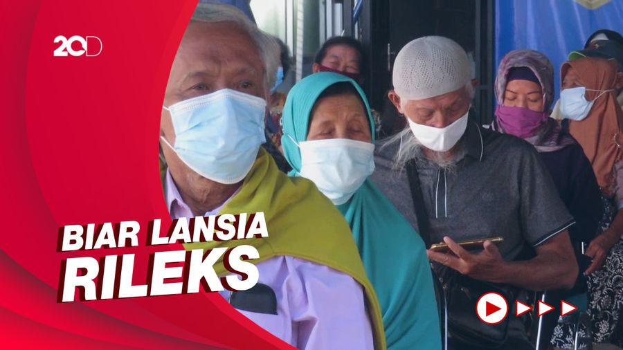 Karaoke Tembang Lawas Hibur Vaksinasi Lansia di Yogyakarta