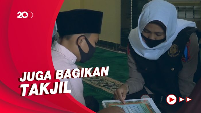 Ramadhan, Polwan di Jambi Jadi Guru Ngaji Anak-anak