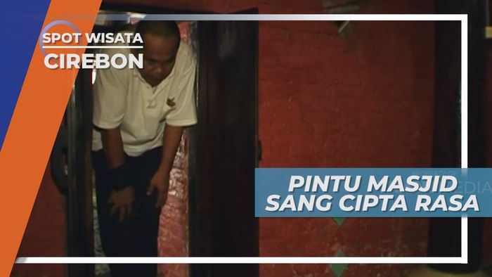 Simbol Rendah Hati, Merunduk Saat Masuk Masjid Sang Cipta Rasa Cirebon