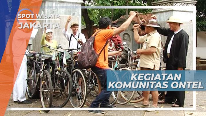 Berwisata Sejarah Bersama Komunitas Ontel di Museum Taman Prasasti Jakarta