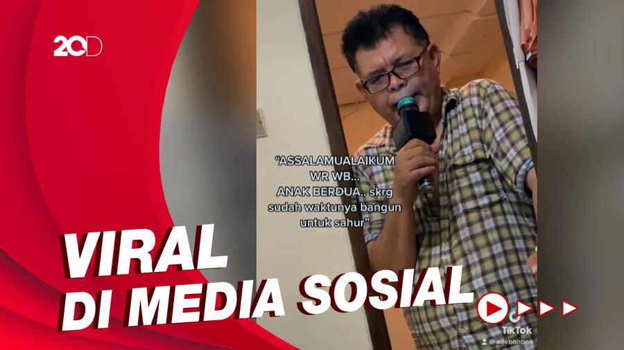 Aksi Kocak Bapak-bapak Bangunkan Sahur Pakai Mikrofon Karaoke