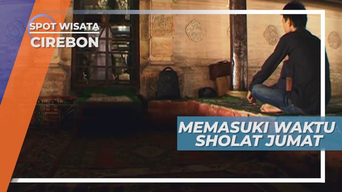 Persiapan Memasuki Waktu Sholat Jumat di Masjid Sang Cipta Rasa, Cirebon