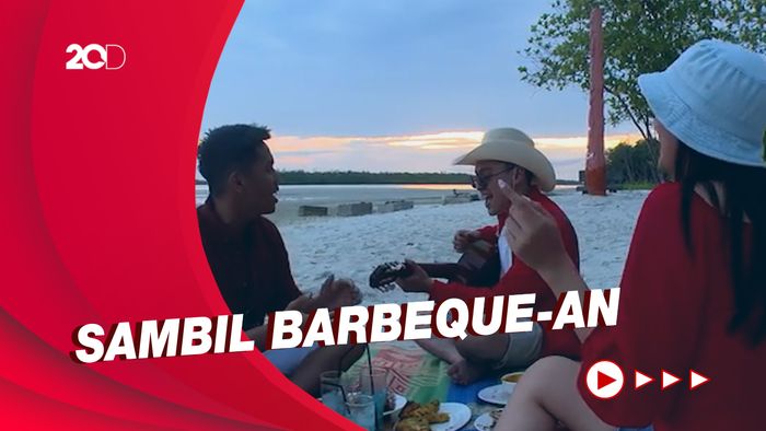 Celebrity on Vacation: Menikmati Sunset di Pantai Chakes Belitung