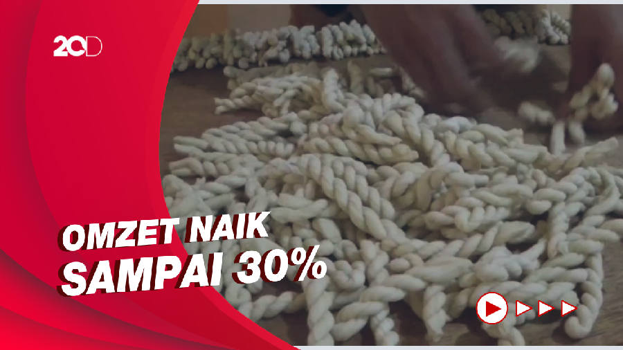 Melihat Produksi Kue Otere yang Laris Manis Jelang Lebaran