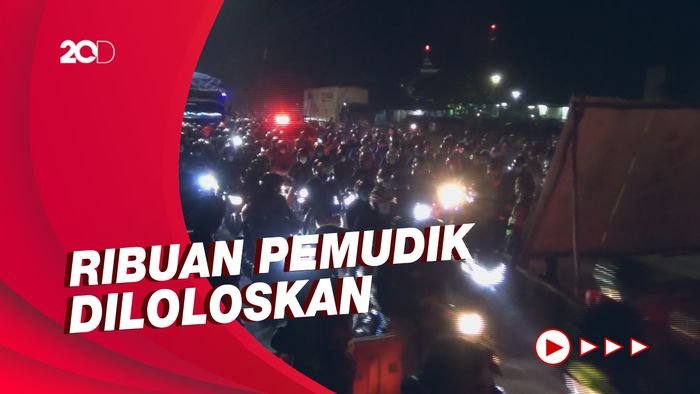 Momen Petugas Buka Penyekatan di Jalur Pantura Subang