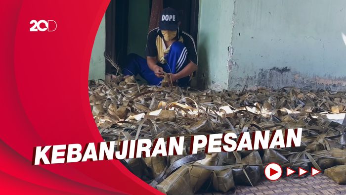 Melihat Kesibukan di Kampung Ketupat Bogor Jelang Lebaran