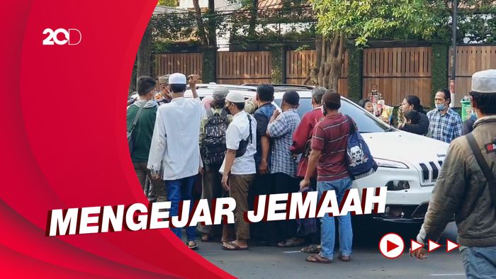 Pengais Rezeki di Masjid Sunda Kelapa, Berburu THR dari Jemaah