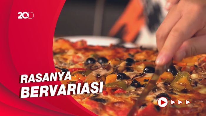 Bikin Laper: Panjang Banget! Serunya Jajal Pizza Satu Meter