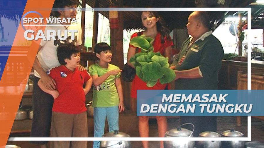 Memasak Dengan Menggunakan Tungku Kayu Bakar Garut Jawa Barat