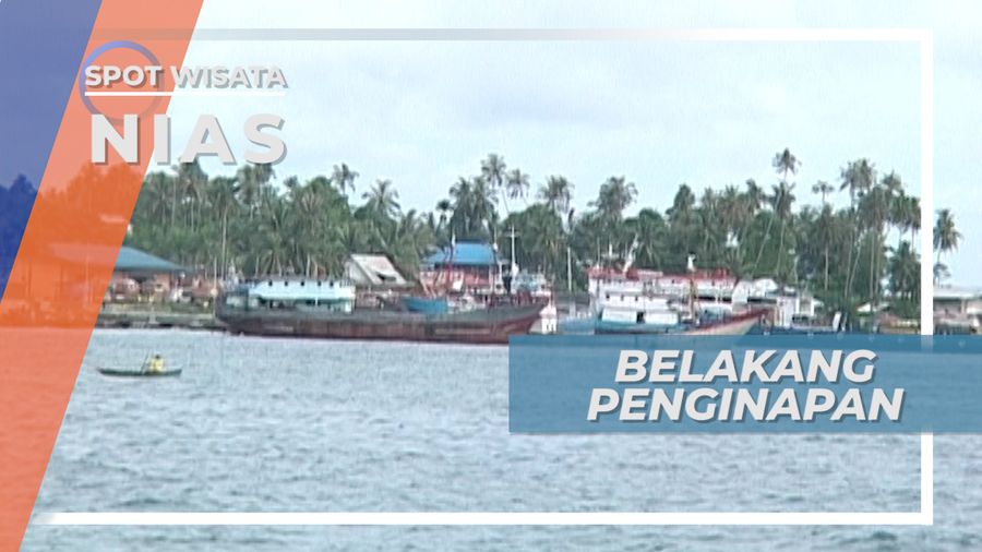 Santai-santai di Belakang Penginapan yang Menghadap ke Pantai, Nias