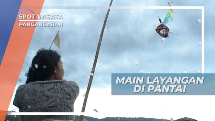 Bermain Layang-layang Raksasa di Pantai Pangandaran