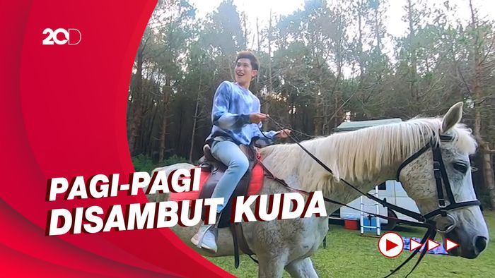 Celebrity on Vacation: Camping dan Naik Kuda di Hutan Pinus