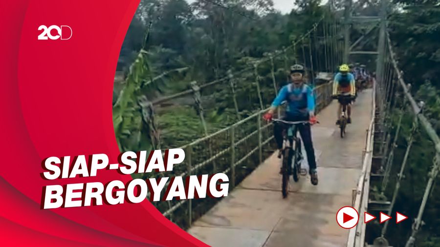 Sensasi Gowes Melewati Jembatan Gantung di Curug Depok