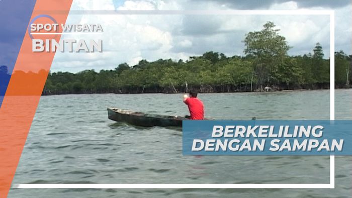 Menggunakan Sampan Mengelilingi Desa Nelayan Kawal Bintan