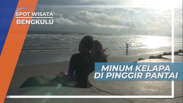 Bersantai Menikmati Kelapa Muda di Pantai Panjang Bengkulu