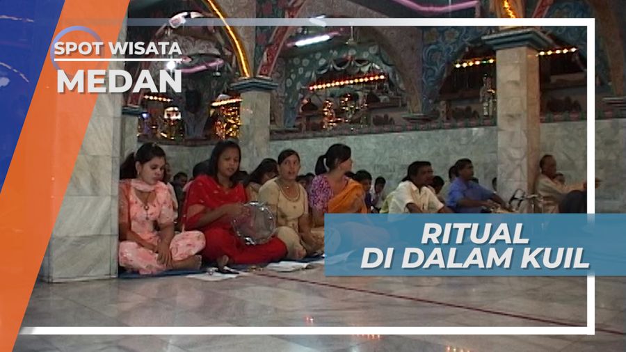 Ritual Keagamaan di Dalam Kuil Shri Mariamman, Medan