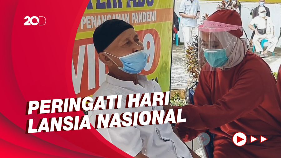 Momen Ratusan Lansia di Purwakarta Jalani Vaksinasi COVID-19