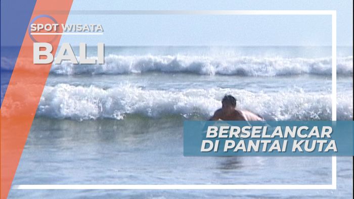 Berselancar Meniti Buih Ombak di Pantai Kuta Bali