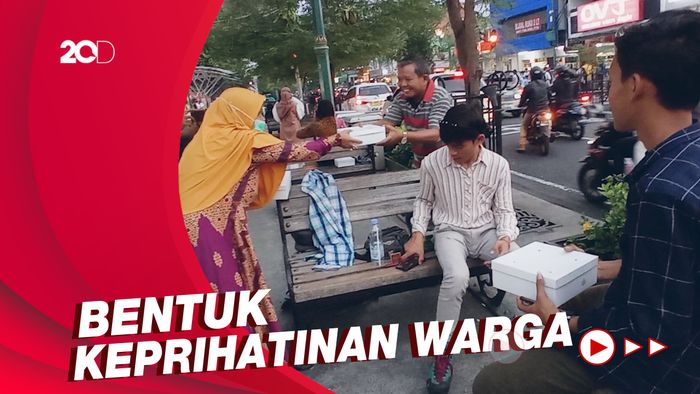 Aksi Bagi-bagi 100 Bungkus Pecel Lele ke Wisatawan Malioboro