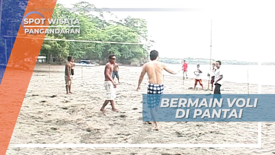 Bermain Voli Pantai di Pasir Putih Pangandaran Jawa Barat
