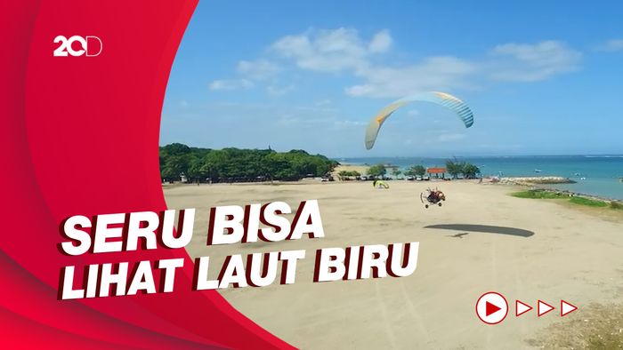 Celebrity on Vacation: Main Paratrike di Atas Pantai Mertasari Bali