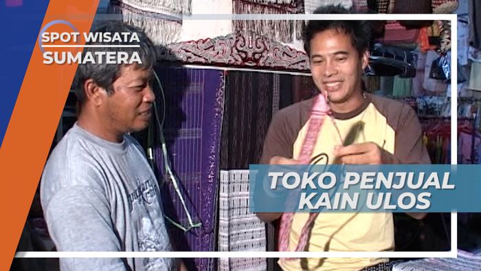Tawar Menawar Kain Ulos Khas Batak di Pusat Oleh-oleh, Sumatera