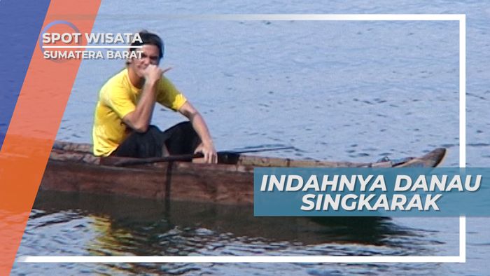 Mendayung Sampan untuk Menikmati Indahnya Danau Singkarak, Sumatera Barat