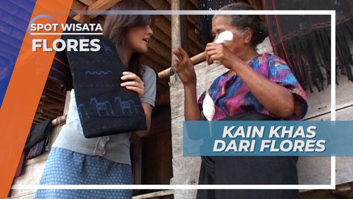 Memakai Pakaian Adat Khas Kampung Bena, Flores