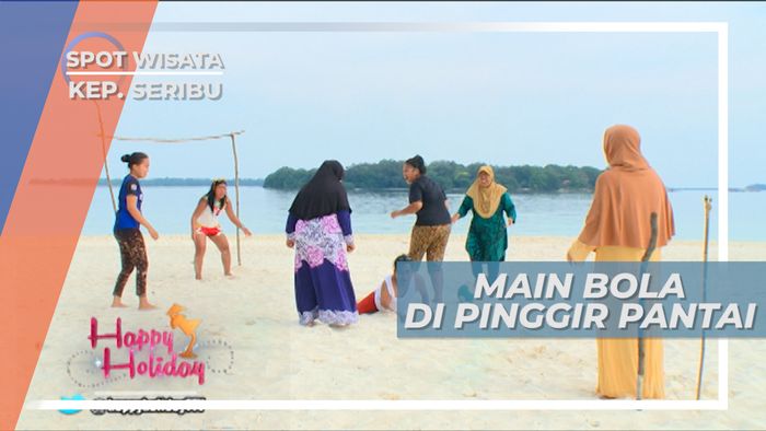 Adu Tangkas Bermain Bola di Tepi Pantai Kepulauan Seribu