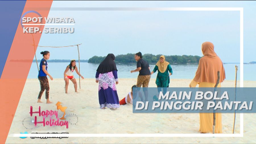 Adu Tangkas Bermain Bola di Tepi Pantai Kepulauan Seribu