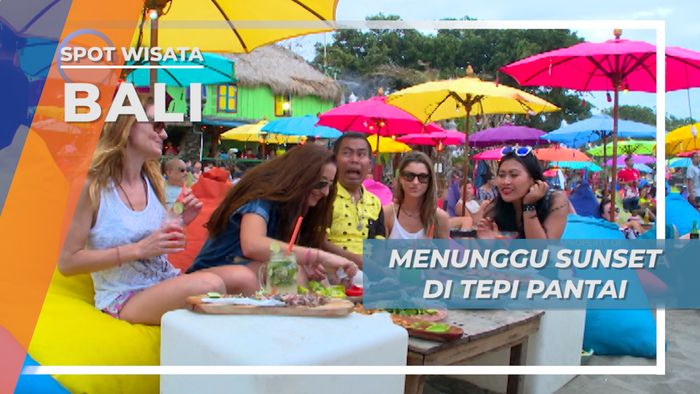 Menanti Matahari Terbenam di Tepi Pantai, Bali