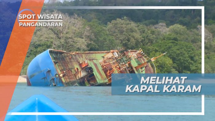 Berperahu Cadik Mengunjungi Kapal Karam di Pantai Pasir Putih Pangandaran