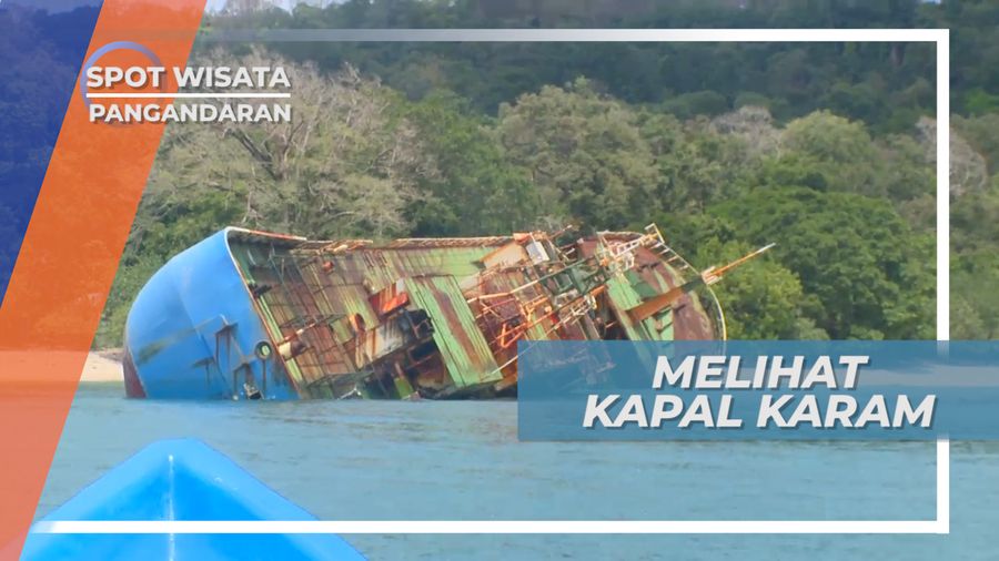 Berperahu Cadik Mengunjungi Kapal Karam di Pantai Pasir Putih Pangandaran