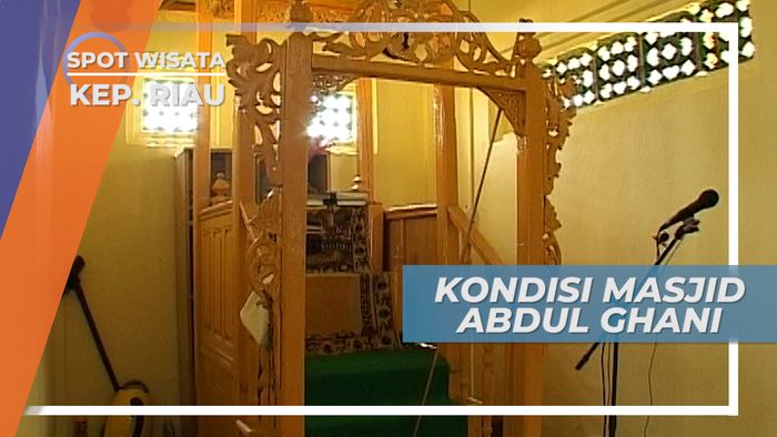 Mimbar Imam Masjid Raja Haji Abdul Ghani di Pulau Buru Kepulauan Riau