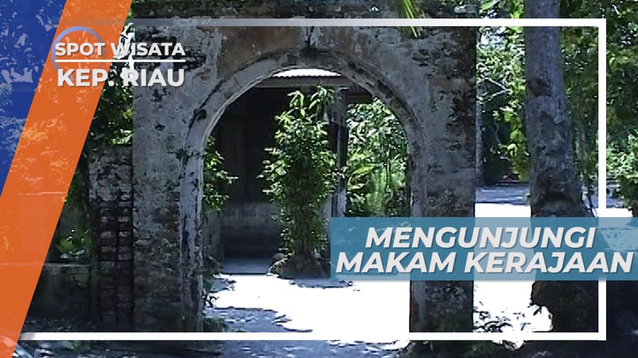 Makam Kerabat Kerajaan di Pulau Buru Kepulauan Riau
