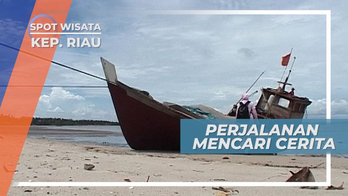 Perahu Nelayan Berwarna Merah Di Tepi Pantai Tanjung Ambat Kepulauan Riau