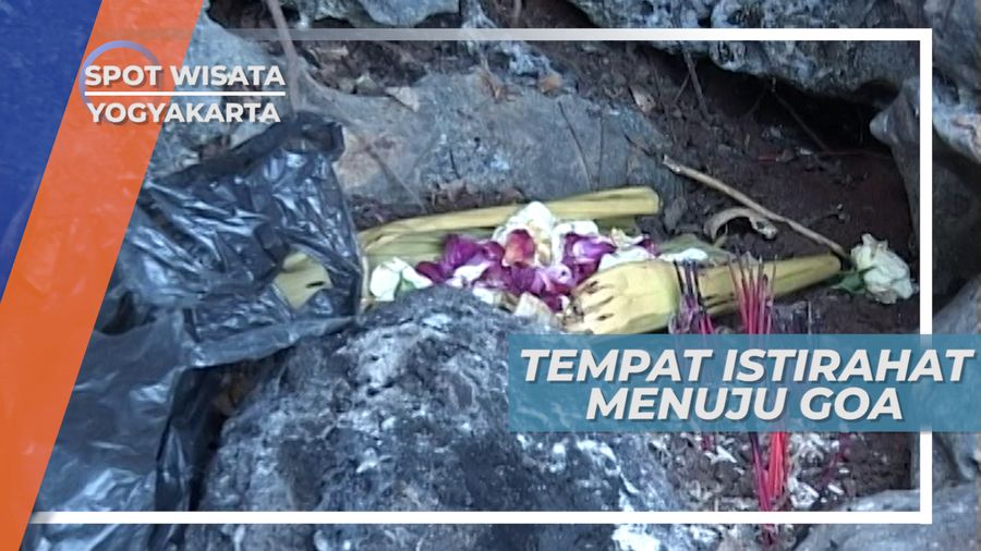 Meminta Izin Kepada Penunggu Tempat Peristirahatan Goa Langse, Yogyakarta