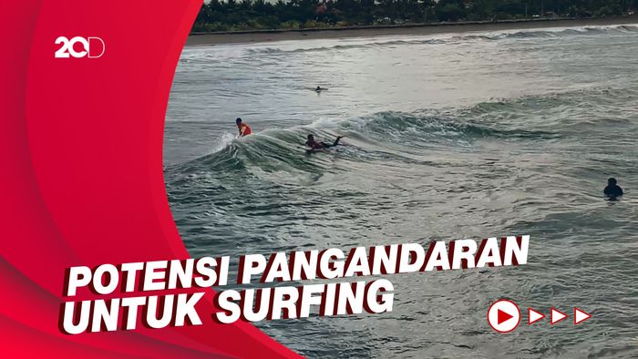 Keseruan Peselancar Pangandaran Berlatih di Dermaga Bojongsalawe