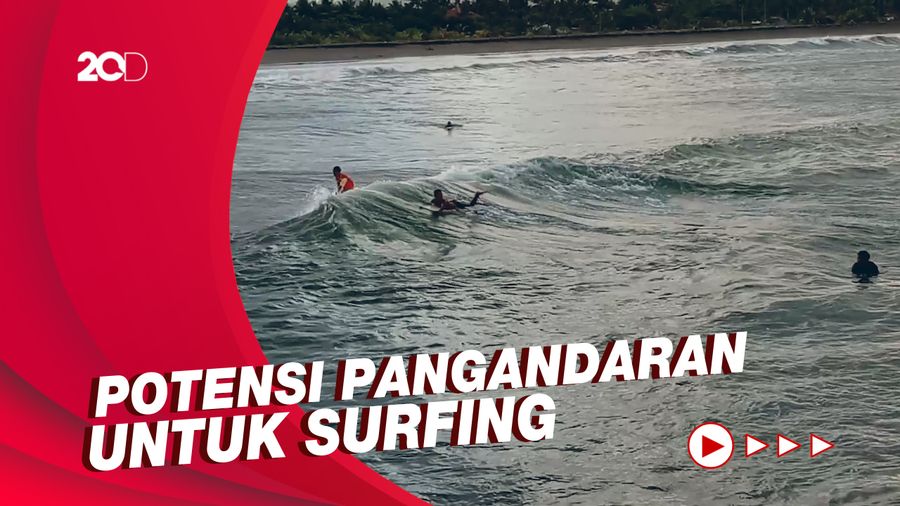 Keseruan Peselancar Pangandaran Berlatih di Dermaga Bojongsalawe