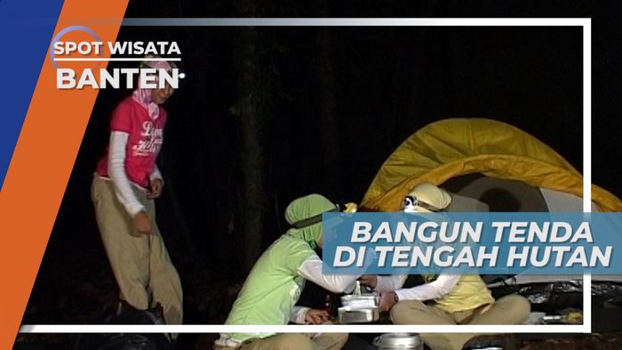 Membangun Tenda di Tengah Hutan Banten