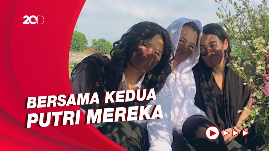 Reza Artamevia Ziarah ke Makam Adjie Massaid Usai Bebas dari Penjara