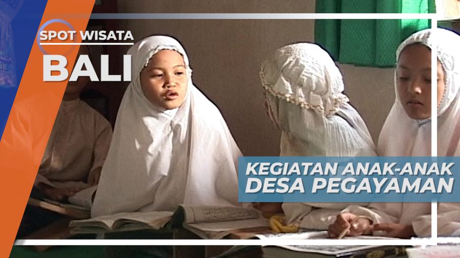 Mengaji Bersama Anak-anak Desa Pegayaman Bali