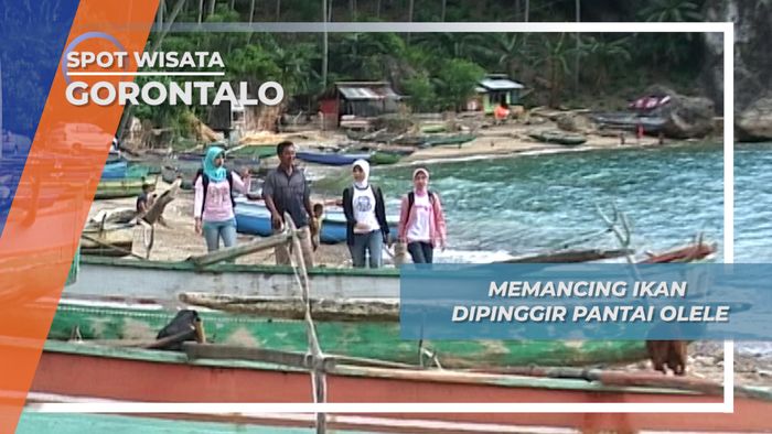 Memancing Ikan dengan Peralatan Sederhana di Pantai Olele Gorontalo