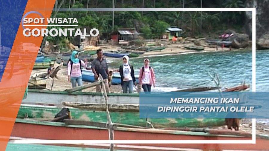 Memancing Ikan dengan Peralatan Sederhana di Pantai Olele Gorontalo