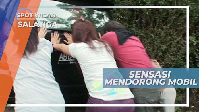 Penuh Tenaga Mendorong Mobil yang Terjebak di Lumpur, Salatiga